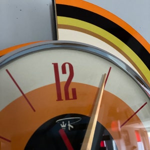 Horloge murale Royalexe pour caravane avec météores en rotation les plus vendues par Royale en orange mandarine Rétro Mid-Century Atomic Jetsons dans un sac cadeau gratuit image 5