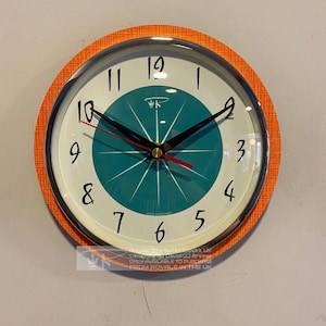 Reloj de pared para cocina de caravana laminado con grabado en color de Royale - Estilo retro de los Supersónicos Atómicos de mediados de siglo en color mandarina neón y esfera turquesa.