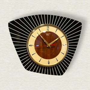 Midcentury moderne handgefertigte asymmetrische Millennial Wanduhr in schwarzcreme & künstlichem Nussbaum von Royale - French Atomic Retro Style