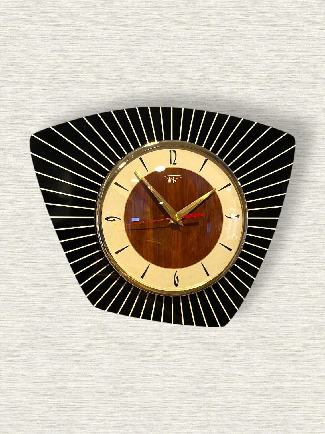 Midcentury moderne handgefertigte asymmetrische Millennial Wanduhr in schwarzcreme & künstlichem Nussbaum von Royale - French Atomic Retro Style