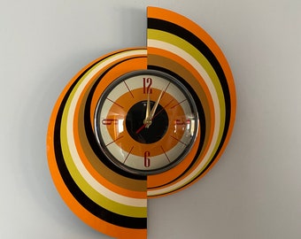 Grande horloge murale oeil de météore en rotation de Royale - Style rétro Midcentury Atomic Jetsons en orange crème, jaune et marron