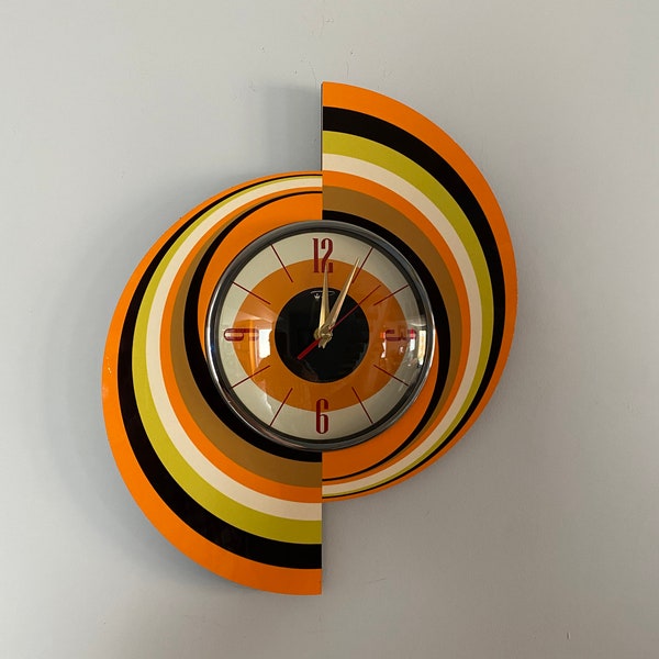 Reloj de pared atómico grande: estilo Los Supersónicos de mediados de siglo, naranja, crema y amarillo.