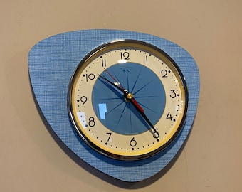 Horloge murale de style Queens Gambit asymétrique faite à la main en bleu glacier avec cadran Starburst de Royale - Rétro atomique français du milieu du siècle.