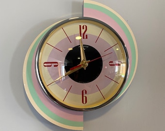 Horloge murale de caravane de météores en rotation, gravée en couleur de Royale - Style rétro Mid-Century Jetsons rose vert crème.