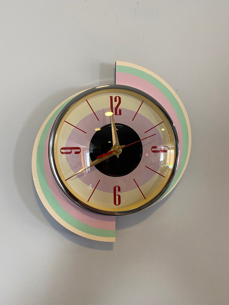 Horloge murale de caravane de météores en rotation, gravée en couleur de Royale Style rétro Mid-Century Jetsons rose vert crème. image 1