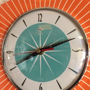 Horloge murale asymétrique faite main en formica mandarine avec visage turquoise de Royale Style rétro atomique français du milieu du siècle image 4