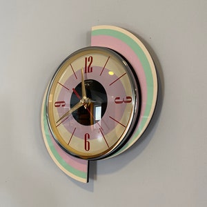 Horloge murale de caravane de météores en rotation, gravée en couleur de Royale Style rétro Mid-Century Jetsons rose vert crème. image 3