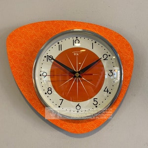 Reloj de pared asimétrico estilo Gambit de dama hecho a mano en mandarina neón con esfera Starburst de Royale - Retro atómico francés de mediados de siglo.
