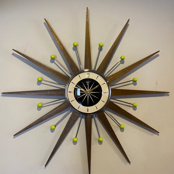 27-Zoll-handgemachte Mid-Century-Stil Starburst Sunburst Uhr von Royale - Welby-Stil Dark Teak-Strahlen & mit schwarz-cremefarbenem 50er Jahre Stil Zifferblatt