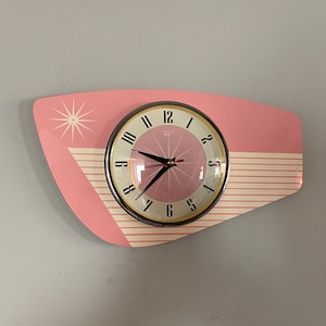 Reloj de pared Formica hecho a mano de Royale - Estilo retro atómico francés de mediados de siglo con diseño Starburst en First Lady Pink & Cream