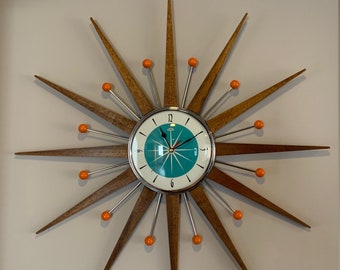 Handgefertigte 27-Zoll-Starburst-Sunburst-Uhr im Mid-Century-Stil von Royale – mittelgroße Teakstrahlen im Welby-Stil und mit türkisfarbenem Zifferblatt