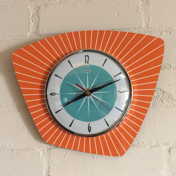 Horloge murale asymétrique faite main en formica mandarine avec visage turquoise de Royale - Style rétro atomique français du milieu du siècle