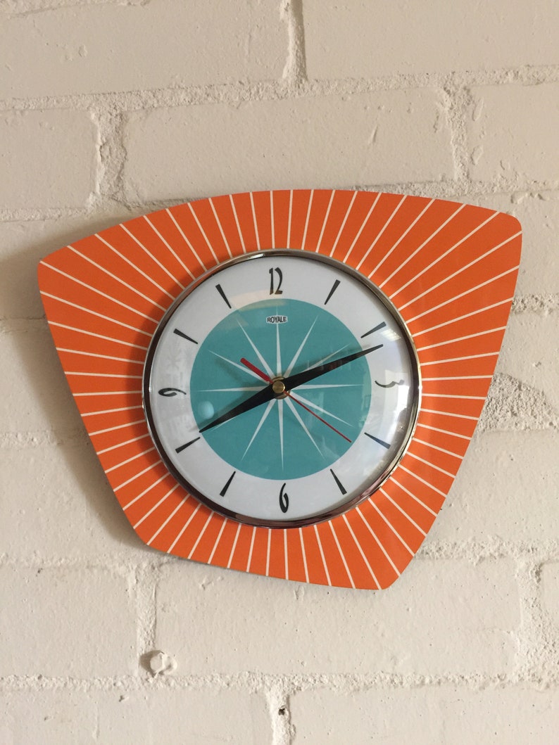 Horloge murale asymétrique faite main en formica mandarine avec visage turquoise de Royale Style rétro atomique français du milieu du siècle image 1