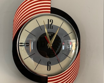 Horloge murale de cuisine en formica Kandy gravés en couleur de Royale - Style rétro Mid-Century Atomic Jetsons en rouge et crème.