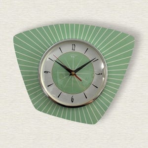 Handgefertigte, stille Asymmetrische Royalexe Laminat Wanduhr in Jadeit Grün - Midcentury Französischer Atomic Retro Stil