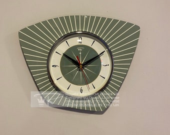 Horloge murale asymétrique faite main Royalexe en vert sauge de Royale - Style rétro atomique français du milieu du siècle