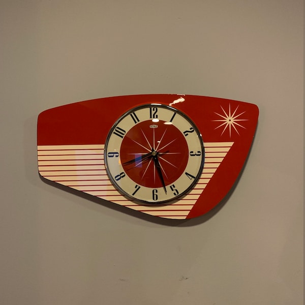 Horloge murale en formica faite main en rouge tomate de Royale - Style rétro atomique français du milieu du siècle avec un design en formica étoile