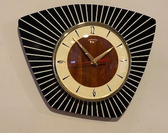 Horloge murale millénaire asymétrique moderne faite main en noir crème et faux noyer par Royale - Style rétro atomique français