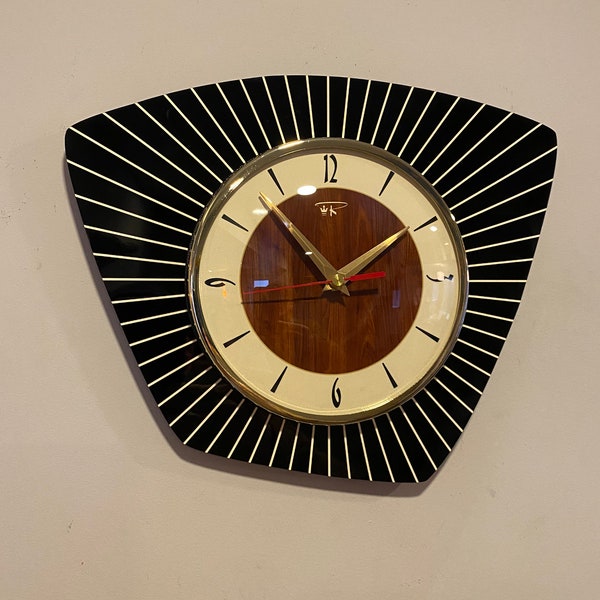 Horloge murale millénaire asymétrique moderne faite main en noir crème et faux noyer par Royale - Style rétro atomique français