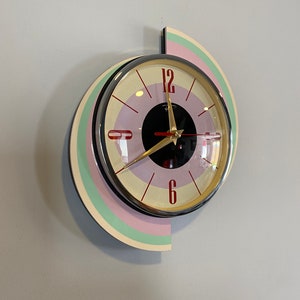 Horloge murale de caravane de météores en rotation, gravée en couleur de Royale Style rétro Mid-Century Jetsons rose vert crème. image 2