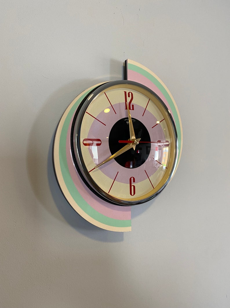 Horloge murale de caravane de météores en rotation, gravée en couleur de Royale Style rétro Mid-Century Jetsons rose vert crème. image 2