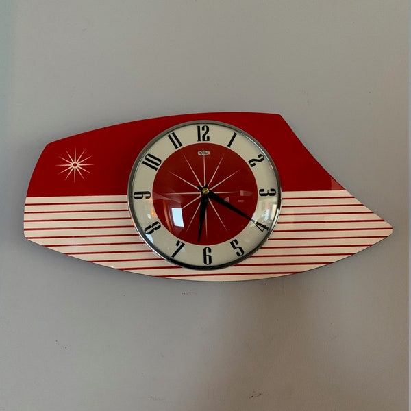 Horloge murale rétro faite main en formica rouge tomate et crème de Royale - Style atomique français du milieu du siècle avec un design en étoile