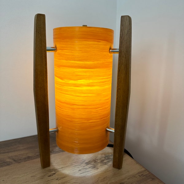 Raketenlampe im Midcentury-Modern-Stil, hergestellt in Großbritannien von Royale. Retro-Tischlampe mit Beinen aus Teakholz, Lampenschirm aus kürbisorangefarbenem Fiberglas.