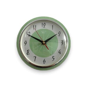 Meistverkaufte Royalexe Caravan Küchen Wanduhr von Royale - Midcentury Modern Atomic Jetsons Retro style in Jadeite Green
