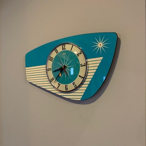 Horloge murale en formica faite main en turquoise de Royale Style rétro atomique français du milieu du siècle avec un design en formica étoile image 3