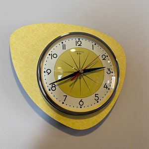 Handgefertigte asymmetrische Wanduhr im Queens Gambit Stil in Lemon mit Starburst Zifferblatt von Royale - Midcentury Französisch Atomic Retro.