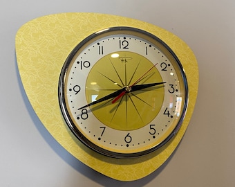 Horloge murale asymétrique faite main de style Queens Gambit en citron avec cadran en étoile de Royale - Retro atomique français du milieu du siècle.