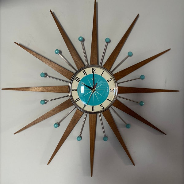 Orologio da parete Starburst più venduto di Royale Mid Century Stile moderno Cromato Silenzioso Raggi medi in teak Quadrante turchese Sfere atomiche Prodotto nel Regno Unito