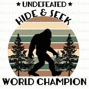 Könnte beinhalten: Eine Grafik im Retro-Stil mit einer Silhouette von Bigfoot, der durch einen Wald geht. Die Grafik hat einen Sonnenuntergangs-Hintergrund mit dem Text "UNDEFEATED" oben, "HIDE & SEEK" in einem Kreis und "WORLD CHAMPION" unten.