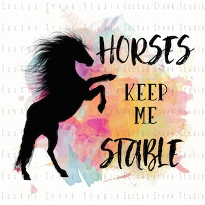 Può includere: Una silhouette nera di un cavallo che si alza sulle zampe posteriori su uno sfondo acquerellato colorato. Il testo "Horses Keep Me Stable" è scritto in lettere nere.