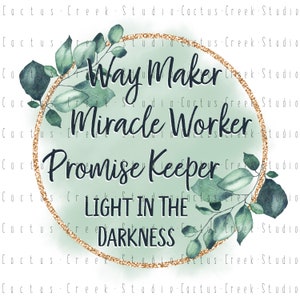 Puede incluir: Un diseño circular con las palabras "Way Maker, Miracle Worker, Promise Keeper, Light in the Darkness" en escritura negra. El texto está dentro de un anillo dorado brillante, rodeado de hojas de eucalipto verdes sobre un fondo verde claro.