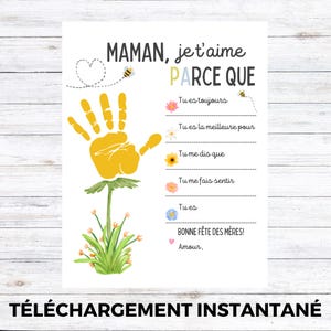 Può includere: Un biglietto stampabile per la festa della mamma con il testo "MAMAN, je t'aime PARCE QUE" in nero e giallo. Il design include un'impronta di mano gialla, fiori, api e le parole "BONNE FÊTE DES MÈRES!". La parte inferiore del biglietto recita "TÉLÉCHARGEMENT INSTANTANÉ".