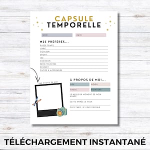 Puede incluir: Una plantilla de cápsula del tiempo imprimible con el título "CAPSULE TEMPORELLE" en negro. La plantilla incluye secciones para detalles personales, favoritos y aspiraciones futuras. Se incluyen ilustraciones de marco de fotos, cámara y lápiz.