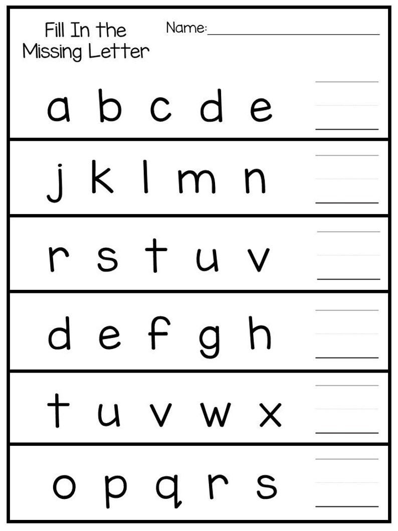 Pode incluir: Folha de trabalho em preto e branco com o texto "Fill In the Missing Letter" no topo. A folha de trabalho tem seis linhas de letras com um espa&ccedil;o em branco para a letra que falta em cada linha. As letras s&atilde;o: a b c d e, j k l m n, r s t u v, d e f g h, t u v w x, o p q r s.