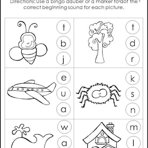 Op de afbeelding: Zwart-wit werkblad met afbeeldingen van een bij, een boom, een vliegtuig, een spin, een walvis en een huis. Het werkblad is bedoeld om beginklanken te leren. De letters t, b, j, e, u, a, w, y, m, l, h, k, s, n en d zijn in cirkels rond de afbeeldingen gedrukt.