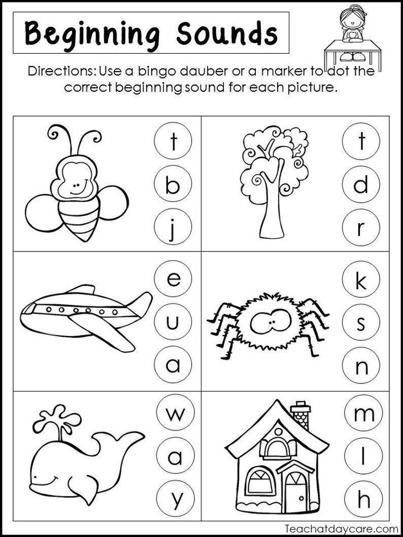 Op de afbeelding: Zwart-wit werkblad met afbeeldingen van een bij, een boom, een vliegtuig, een spin, een walvis en een huis. Het werkblad is bedoeld om beginklanken te leren. De letters t, b, j, e, u, a, w, y, m, l, h, k, s, n en d zijn in cirkels rond de afbeeldingen gedrukt.