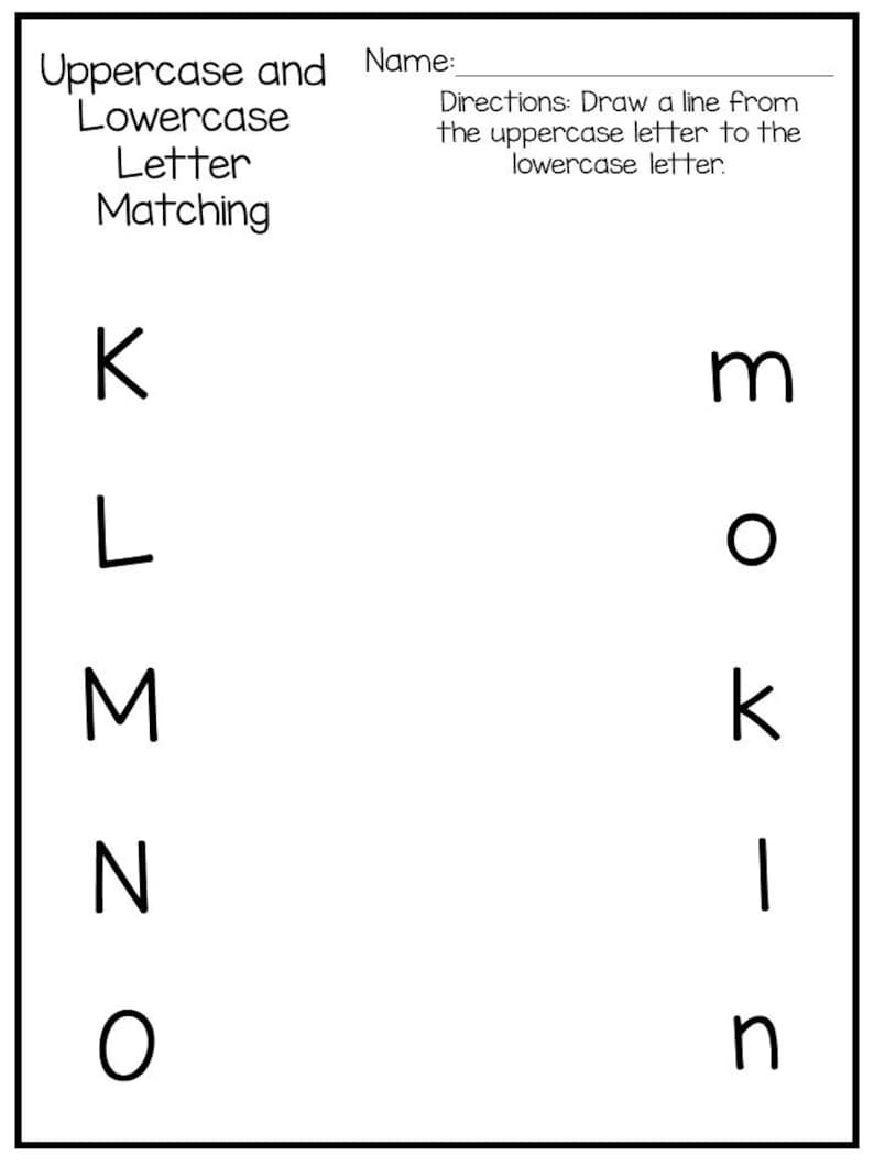 Pode incluir: Uma folha de trabalho para combinar letras mai&uacute;sculas e min&uacute;sculas. As letras K, L, M, N e O est&atilde;o listadas no lado esquerdo da p&aacute;gina, e suas contrapartes min&uacute;sculas est&atilde;o listadas no lado direito da p&aacute;gina. S&atilde;o fornecidas instru&ccedil;&otilde;es para desenhar uma linha da letra mai&uacute;scula para a letra min&uacute;scula.