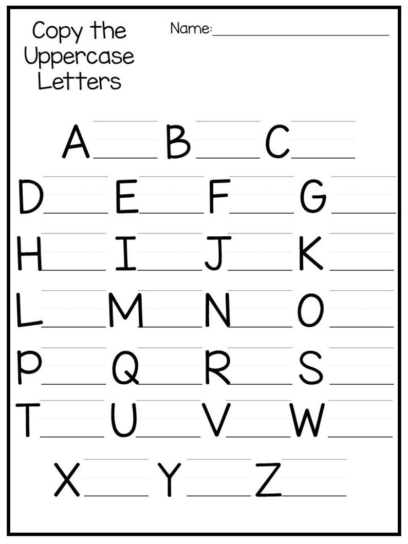 Pode incluir: Uma folha de trabalho em preto e branco com o t&iacute;tulo "Copiar as letras mai&uacute;sculas". A folha de trabalho tem linhas para tra&ccedil;ar as letras mai&uacute;sculas do alfabeto.
