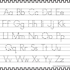 Peut inclure: Une feuille de travail imprimable avec des lignes pointillées pour tracer l'alphabet anglais en lettres majuscules et minuscules. Les lettres sont disposées en ordre alphabétique. La feuille de travail comprend le texte "www.teachatdaycare.com".