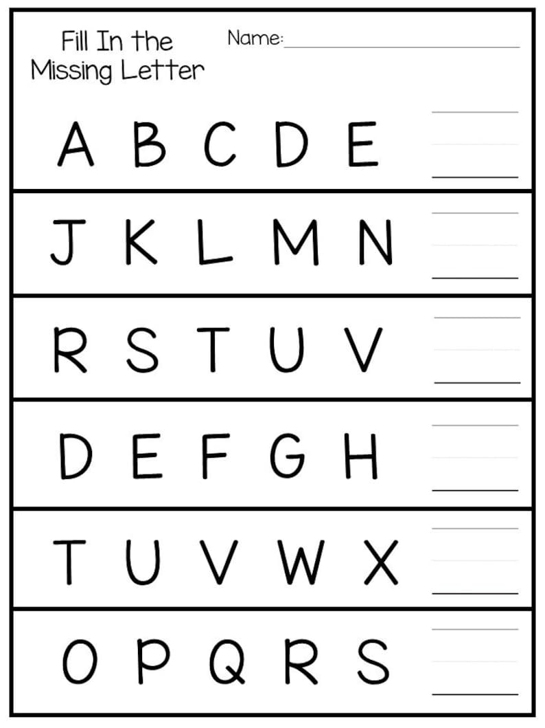 Pode incluir: Folha de trabalho em preto e branco com o texto "Preencha a letra em falta" e uma s&eacute;rie de linhas com letras do alfabeto impressas acima de cada linha. As letras est&atilde;o faltando nas linhas e espera-se que o usu&aacute;rio preencha as letras em falta.