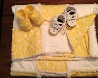 Baby Quilt Rag in gele snd wit Poka Dot.  Unisex.  Koppelen met gehaakte slofje of tennisschoenen voor de ultieme douchegift.