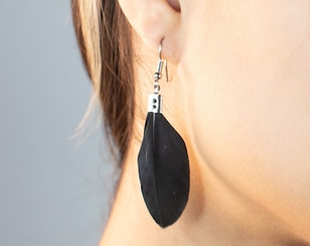 Kleine zarte schwarze handgemachte Tropfen Feder Ohrringe, einzigartige Boho chic Hippie Ohrringe, Geschenk für sie, natürliche Federn, Tropfenohrring