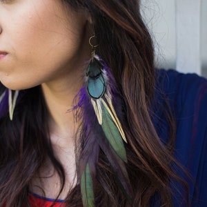 Pendientes tribales morados y verdes, pendientes de plumas étnicas, estilo colorido hippie y bohemio, declaración larga, regalo para la mejor amiga y novia.