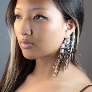 Wrap d'oreille plume, tour d'oreille léger avec plumes, brun rustique noir et blanc, manchette plume, tour d'oreille, accessoire de festival naturel
