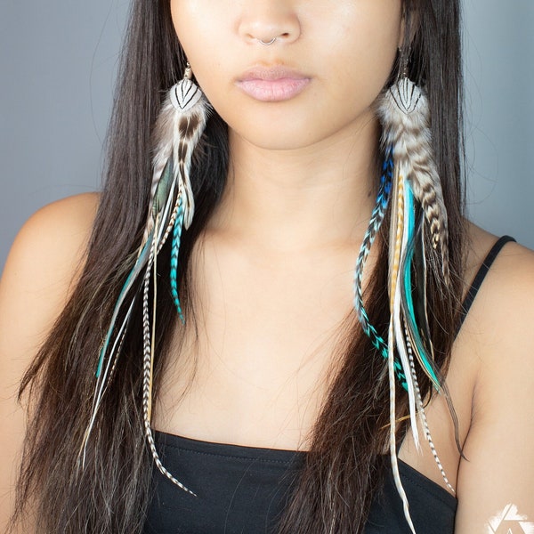 Boucle d'oreille extra longue plume turquoise, boucle d'oreille tribal grizzly rayé, boucle d'oreille tendance hippie bohème bleu et marron, cadeau pour elle, boucle d'oreille goutte