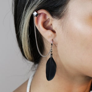 Gemelli a catena con piuma nera, orecchini pendenti alternativi scuri da strega, orecchini minimalisti punk gotici neri e argento fatti a mano